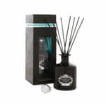 בקבוק מפיץ ריח 250 מ"ל Black Edition Portus Cale עם קנים שחורים עומד לצד הקופסה התואמת, עם חלון שקוף ותווית דקורטיבית. פקק לבן מונח מול הבקבוק. - vavaVoom.co.il