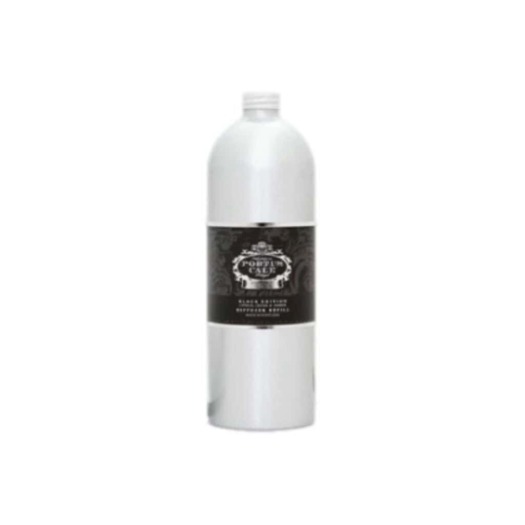 בקבוק מילוי Portus Cale Black Edition בנפח 900 מ"ל, בצבע כסף, עם כתפיים מעוגלות, מכסה הברגה ותווית שחורה מעוטרת עם טקסט בעברית, על רקע לבן. - vavaVoom.co.il