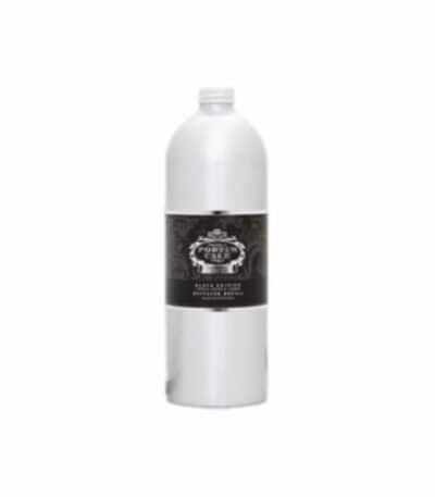 בקבוק מילוי Portus Cale Black Edition בנפח 900 מ"ל, בצבע כסף, עם כתפיים מעוגלות, מכסה הברגה ותווית שחורה מעוטרת עם טקסט בעברית, על רקע לבן. - vavaVoom.co.il