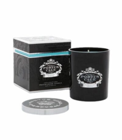 נר ריחני Portus Cale - Black Edition מוצג עם קופסתו הדקורטיבית התואמת ומכסה כסף, על רקע לבן. - vavaVoom.co.il