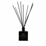 מפיץ ריח AMBER&SANDALWOOD - מ״ל 500: בקבוק שחור מרובע עם מדבקה, כולל מקלות צבעוניים לפיזור ריח נעים בבית. - vavaVoom.co.il