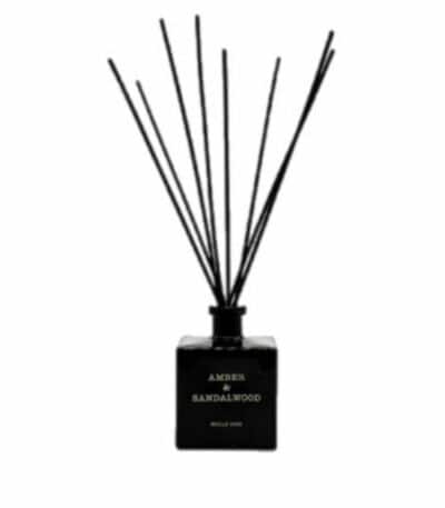 מפיץ ריח AMBER&SANDALWOOD - מ״ל 500: בקבוק שחור מרובע עם מדבקה, כולל מקלות צבעוניים לפיזור ריח נעים בבית. - vavaVoom.co.il