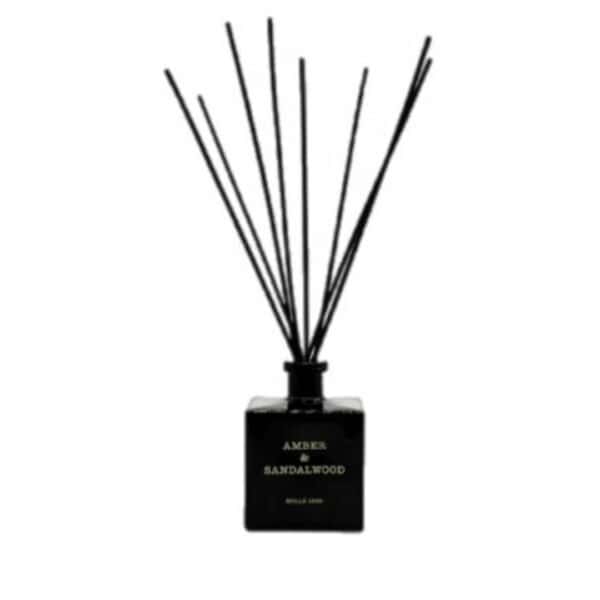 מפיץ ריח AMBER&SANDALWOOD - מ״ל 500: בקבוק שחור מרובע עם מדבקה, כולל מקלות צבעוניים לפיזור ריח נעים בבית. - vavaVoom.co.il