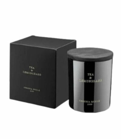 נר בצנצנת שחורה עם הכיתוב "TEA&LEMONGRASS - גר׳ 230" מונח לצד קופסה תואמת, שניהם עם הלוגו האלגנטי של CERERIA MOLLÁ 1899 בזהב. - vavaVoom.co.il