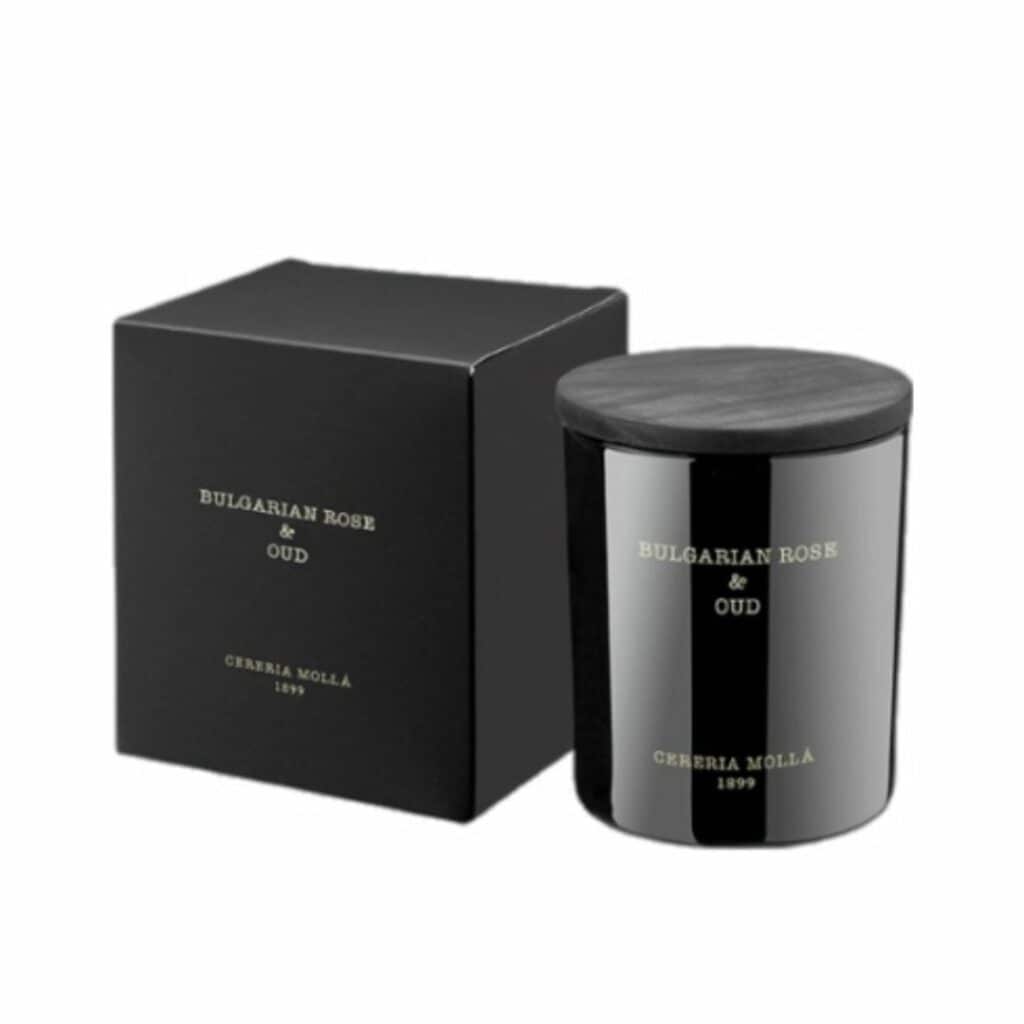 נר קטן שחור BULGARIAN ROSE&OUT - גר׳ 230 עם מכסה שחור תואם מוצג לצד הקופסה השחורה והאלגנטית שלו, שניהם עם תוויות מוטבעות בזהב. - vavaVoom.co.il