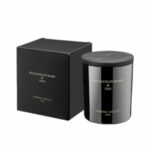 נר קטן שחור BULGARIAN ROSE&OUT - גר׳ 230 עם מכסה שחור תואם מוצג לצד הקופסה השחורה והאלגנטית שלו, שניהם עם תוויות מוטבעות בזהב. - vavaVoom.co.il