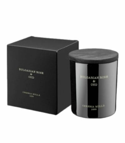 נר קטן שחור BULGARIAN ROSE&OUT - גר׳ 230 עם מכסה שחור תואם מוצג לצד הקופסה השחורה והאלגנטית שלו, שניהם עם תוויות מוטבעות בזהב. - vavaVoom.co.il