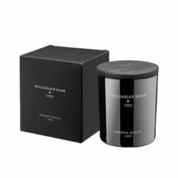נר קטן שחור BULGARIAN ROSE&OUT - גר׳ 230 עם מכסה שחור תואם מוצג לצד הקופסה השחורה והאלגנטית שלו, שניהם עם תוויות מוטבעות בזהב. - vavaVoom.co.il
