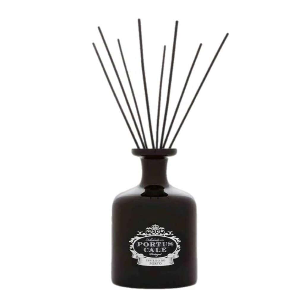 כלי זכוכית שחור בנפח 2 ליטר עם הכיתוב "Portus Cale Black Edition" ורידים מפזרים שחורים לריח הבית. - vavaVoom.co.il