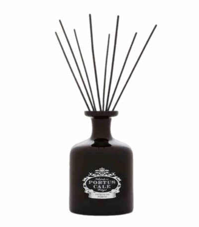 כלי זכוכית שחור בנפח 2 ליטר עם הכיתוב "Portus Cale Black Edition" ורידים מפזרים שחורים לריח הבית. - vavaVoom.co.il