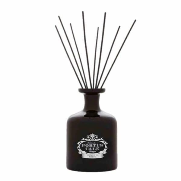 כלי זכוכית שחור בנפח 2 ליטר עם הכיתוב "Portus Cale Black Edition" ורידים מפזרים שחורים לריח הבית. - vavaVoom.co.il